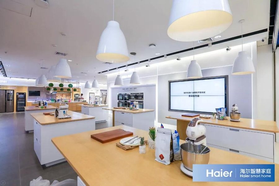 海尔智家体验门店内景，中岛产品陈列与厨房电器体验区