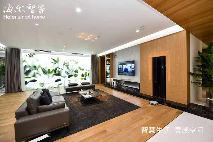 智慧客厅样板间，展示沙发、电视与全屋智能联动场景