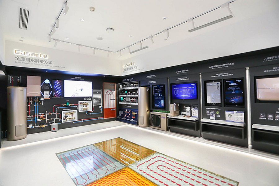 高端套系全屋用水解决方案展区，含热水器与净水设备陈列